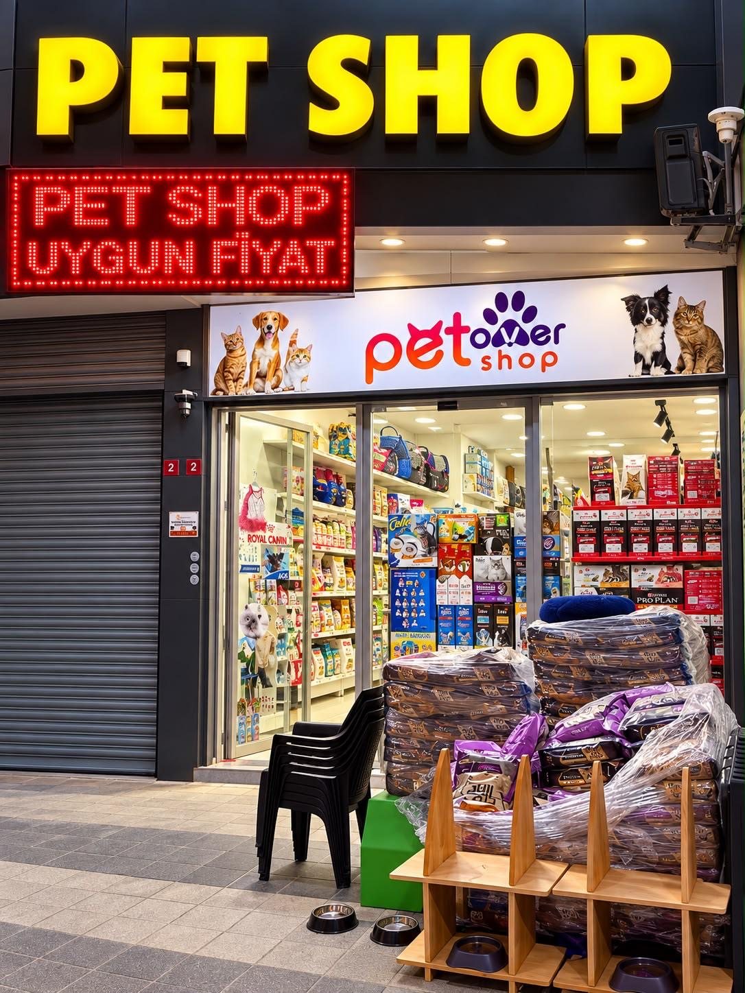 PetOver Petshop mağaza girişi, Güzel Bahar Sokak