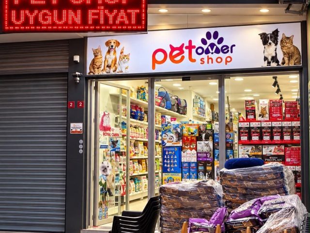 PetOver Petshop mağaza girişi, Güzel Bahar Sokak